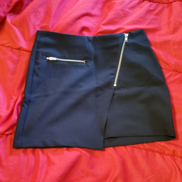 Black mini skirt - Picture 4 of 4